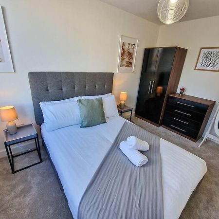 Free Parking: Old Trafford Apartment Manchester Exterior photo